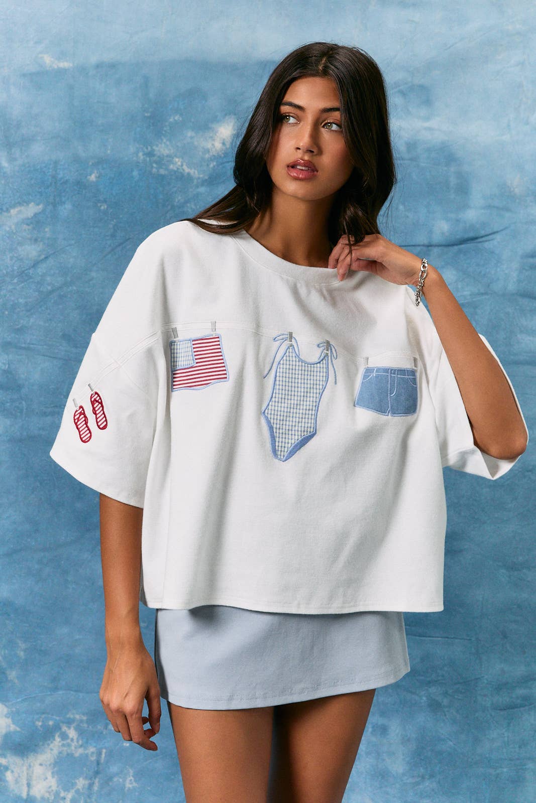 SHORT SLEEVE TOP WITH "AMERICANA" GRAPHIC DETAIL